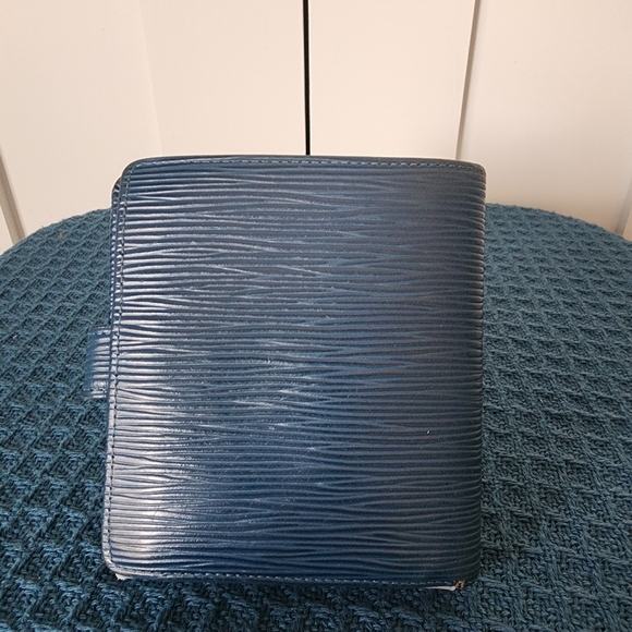Louis Vuitton Authentic Epi Wallet Blue - Picture 7 of 10